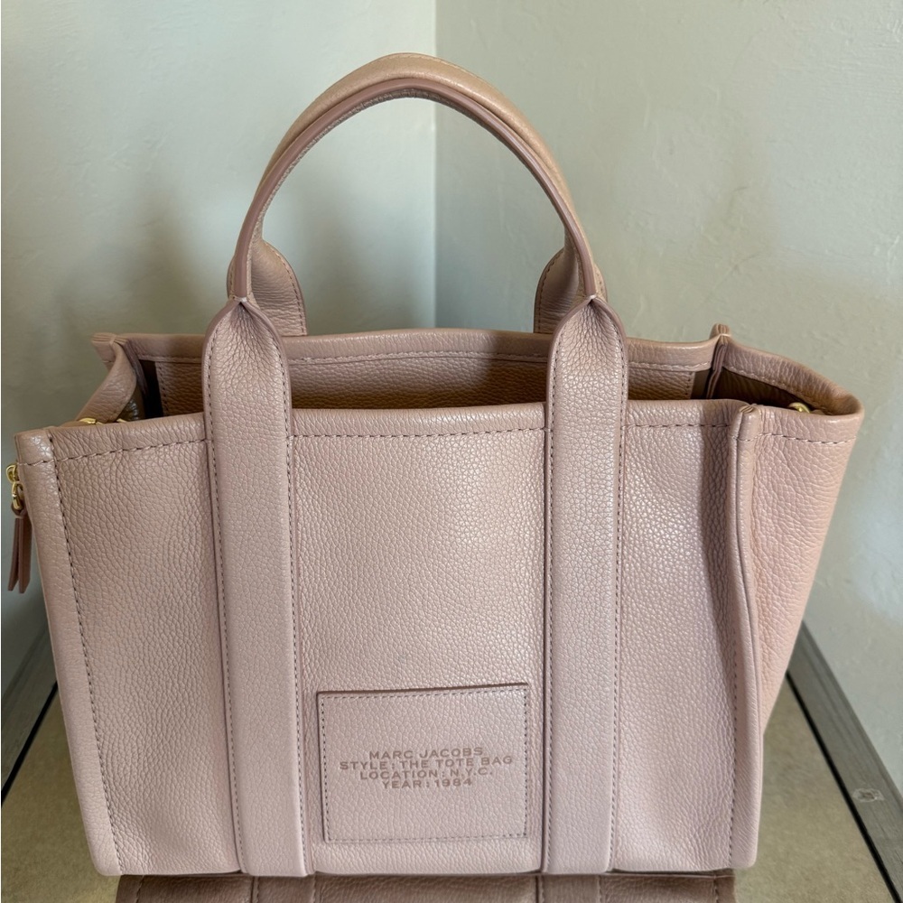 Auth Marc Jacobs Women's
The Leather Medium Tote In Rose - Picture 2 of 10